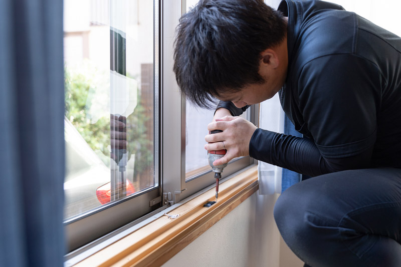 窓枠に内窓を取り付ける